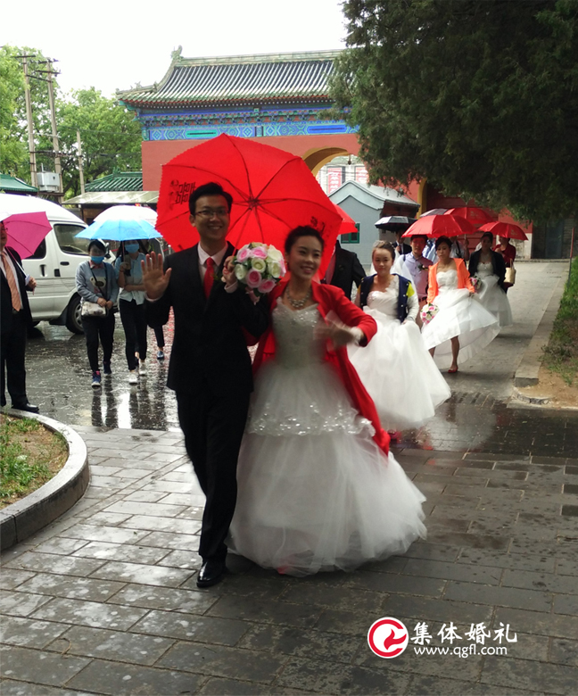 北京集体婚礼：绵绵细雨迎来39届国婚大典新人们