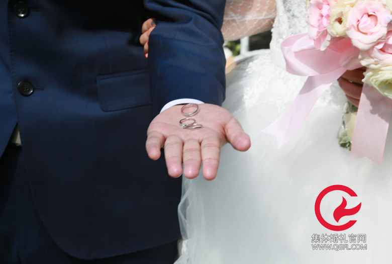 集体婚礼仪式上交换的信物为何总是戒指？