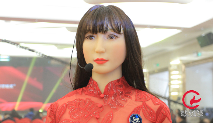 世界首位机器人智能婚礼主持人亮相2018中国婚俗文明之光
